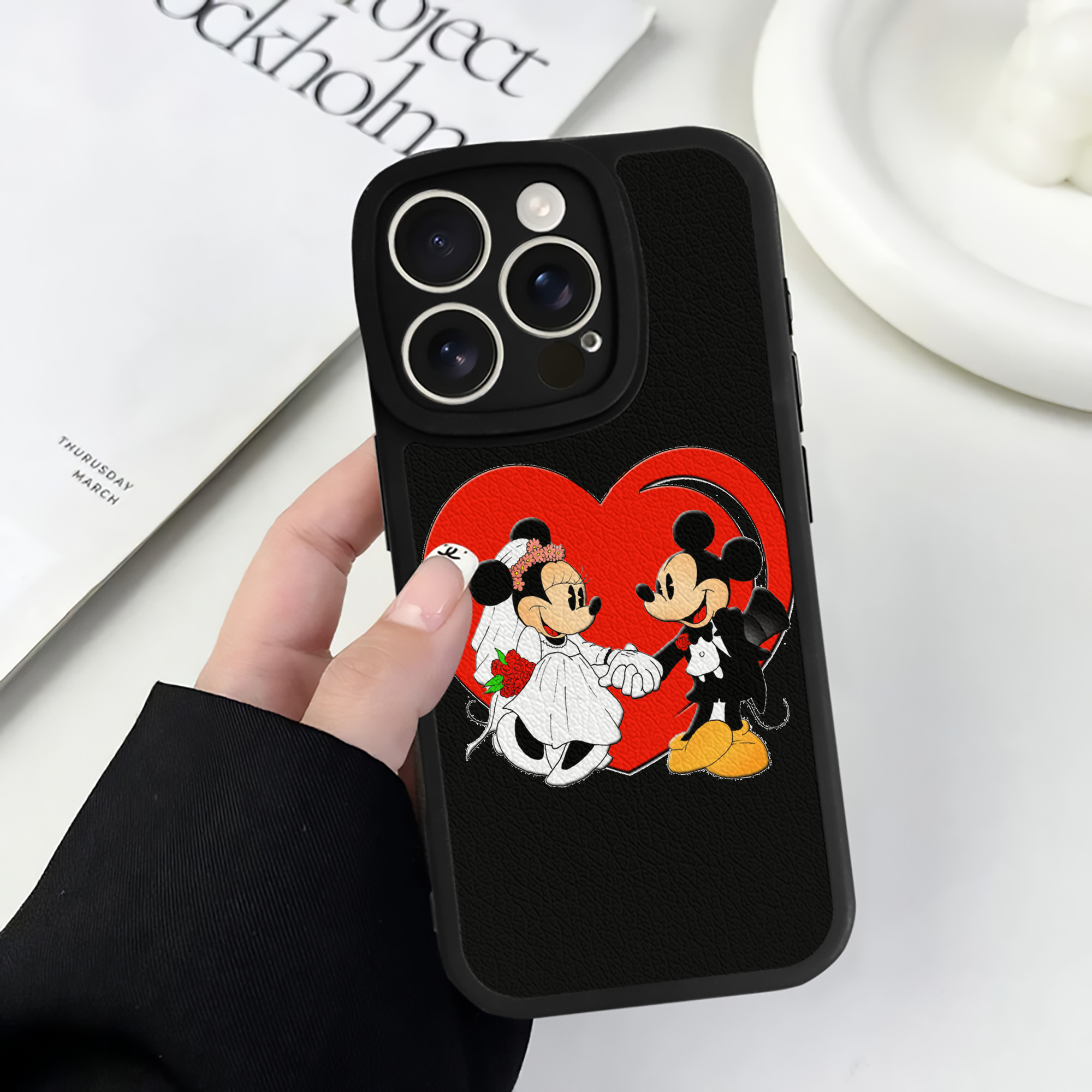 （画像用） ミッキーマウス Mickey Mouse 【iPhone 16シリーズ対応】シリコンスマホケース（レザー調） 材質：シリコン